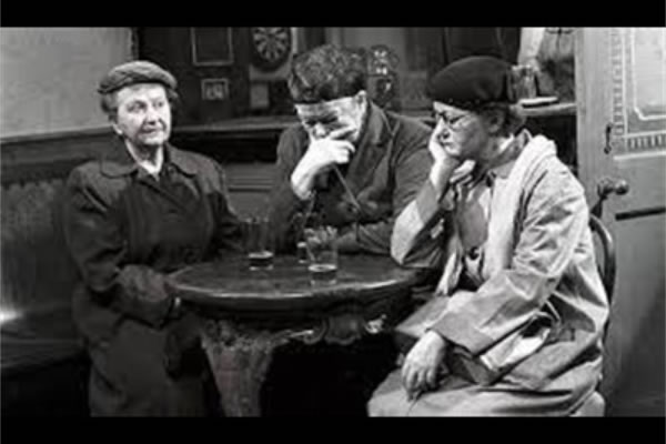 Minne Caldwell and Ena Sharples in the Rovers Return