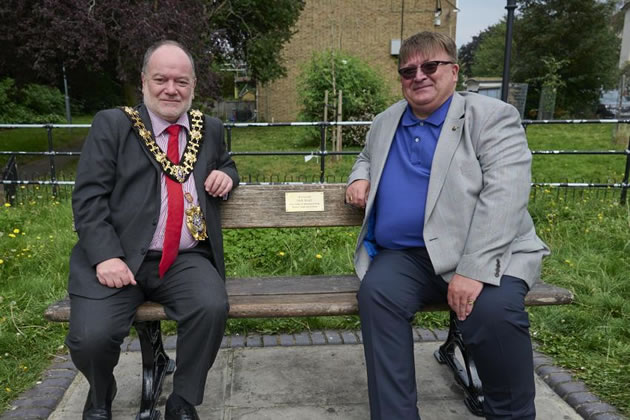 H&F Mayor PJ Murphy and Chick's nephew, Andy Scott at the unveiling of the plaque