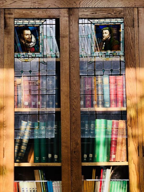 A bookcase in Hammersmith Library 