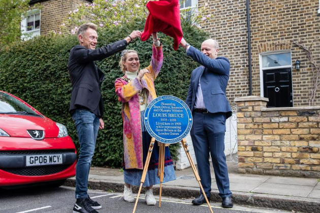 Cllr Emma Apthorp unveiling Louis Bruce's blue plaquee