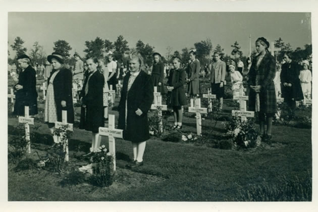 Remembrance at Overloom Cemetery in 1950 