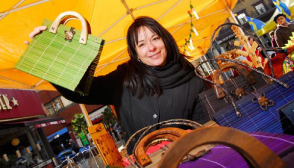Buy your Christmas gifts at stalls in the market 