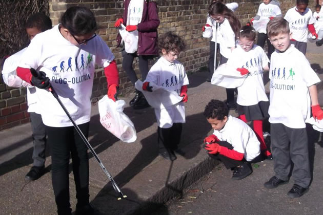 Children from Brackenbury primary picking litter